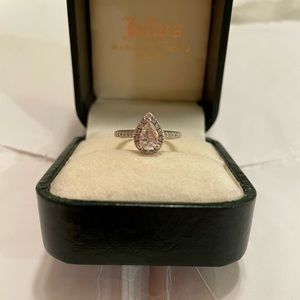 Pear shaped diamond engagement ring set with wedding band